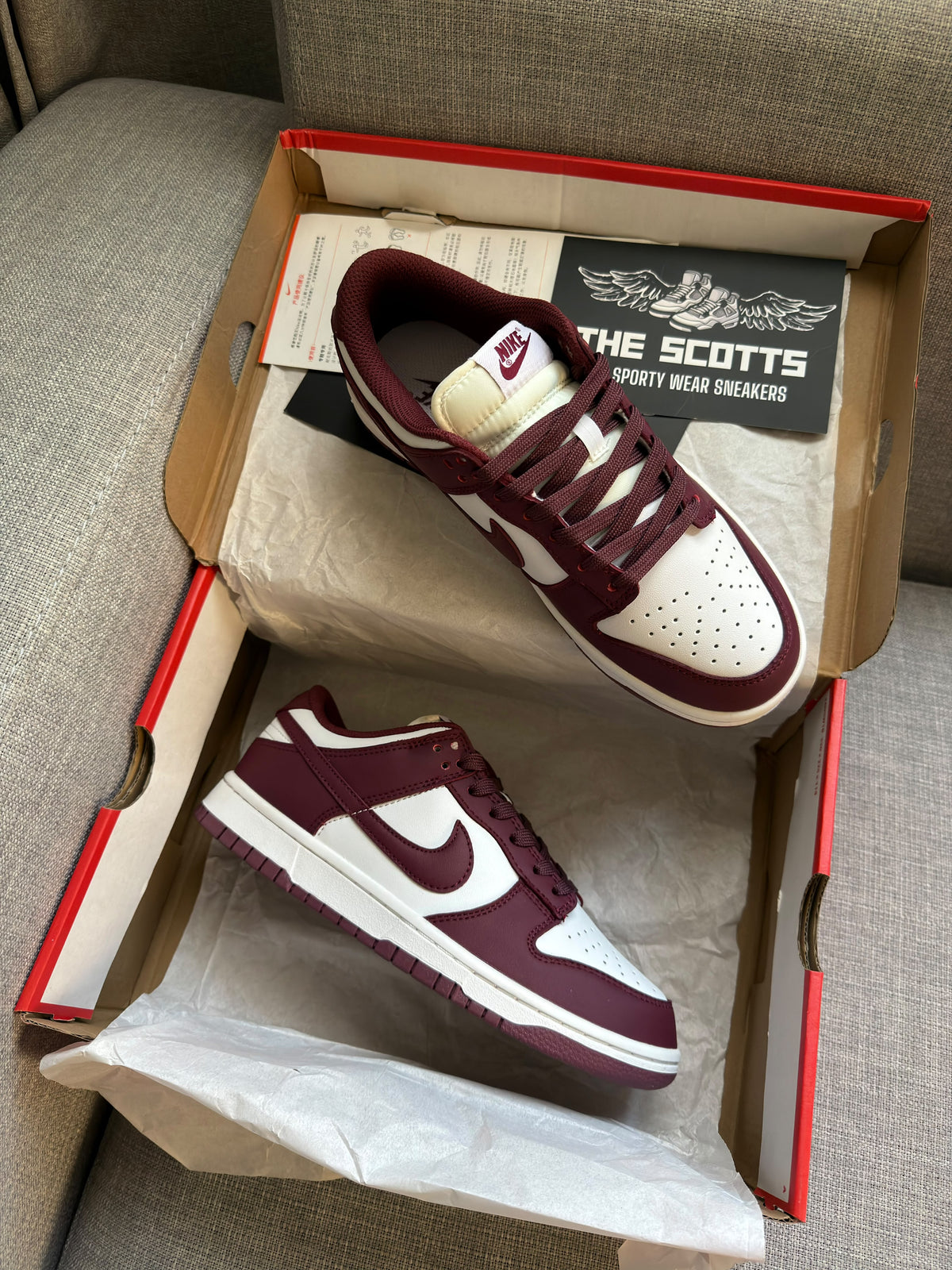 Nike Sb Dunk Low in White/burgundy
