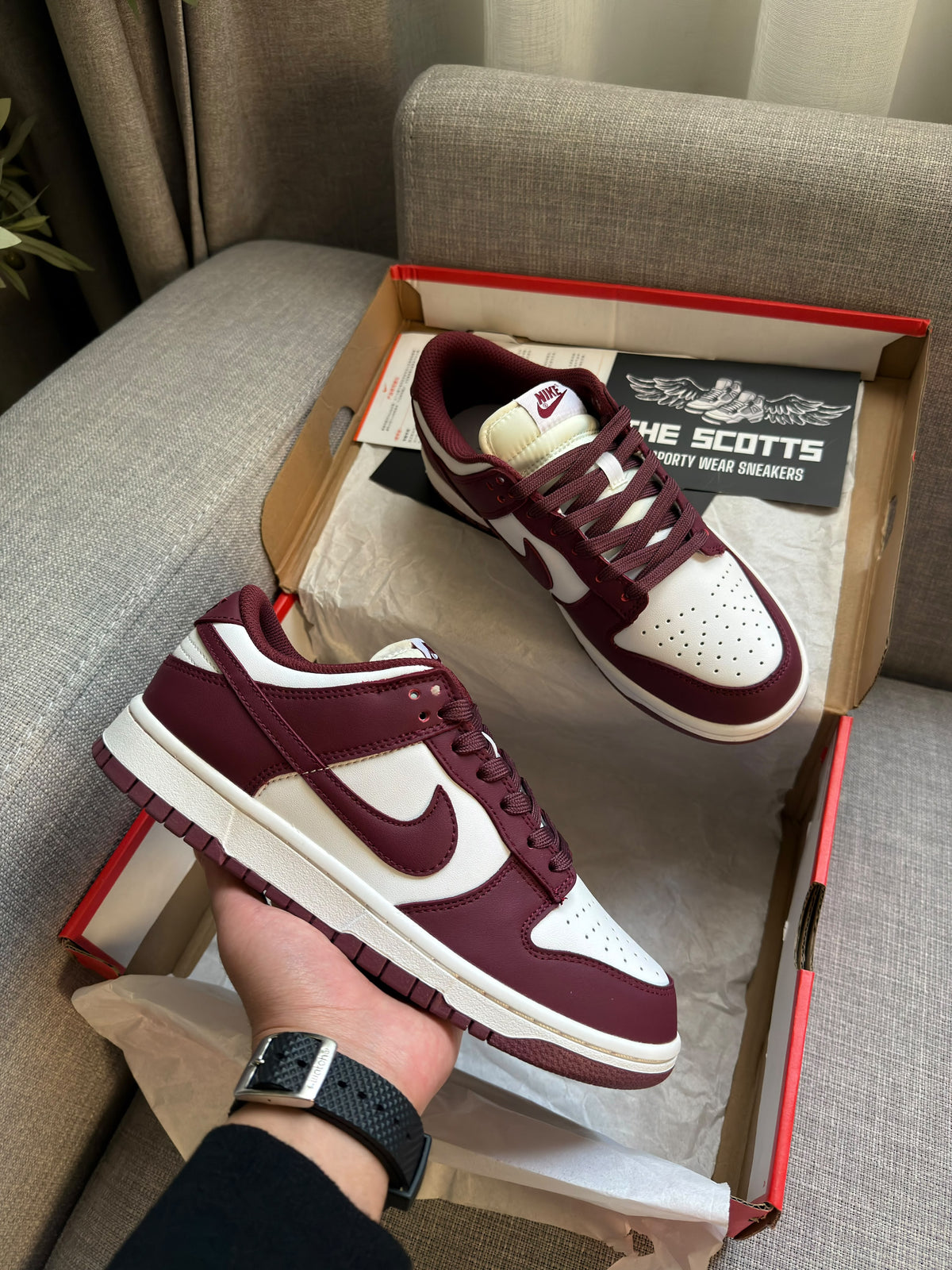 Nike Sb Dunk Low in White/burgundy