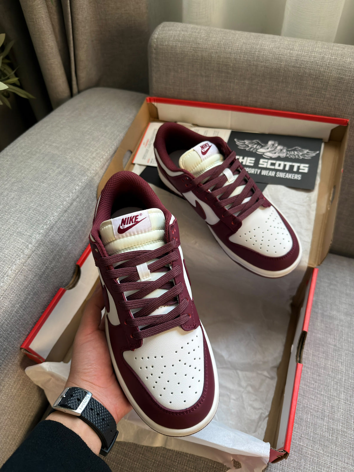Nike Sb Dunk Low in White/burgundy