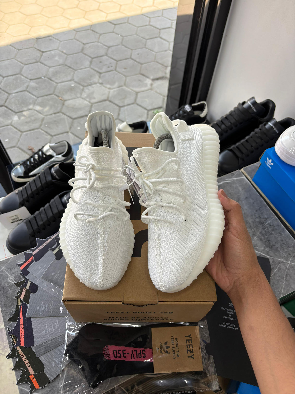 أديداس ييزي بوست 350 أبيض
