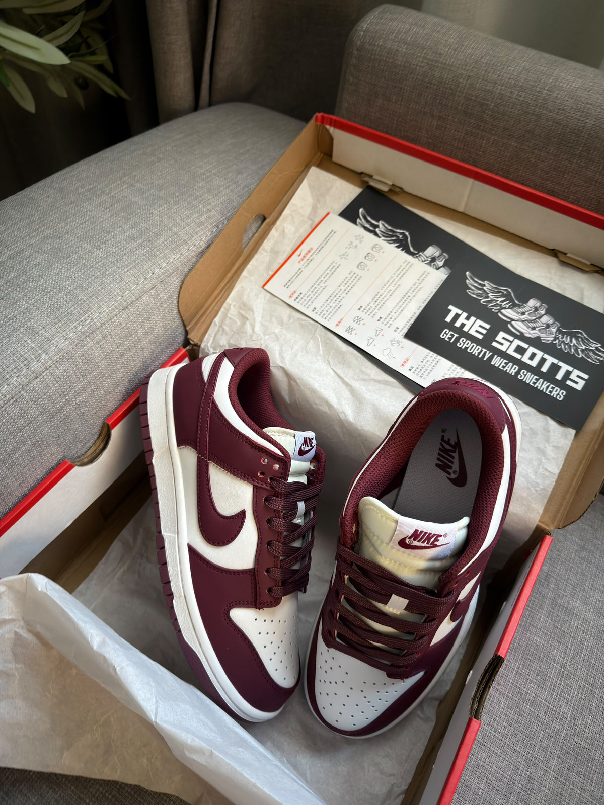 Nike Sb Dunk Low in White/burgundy