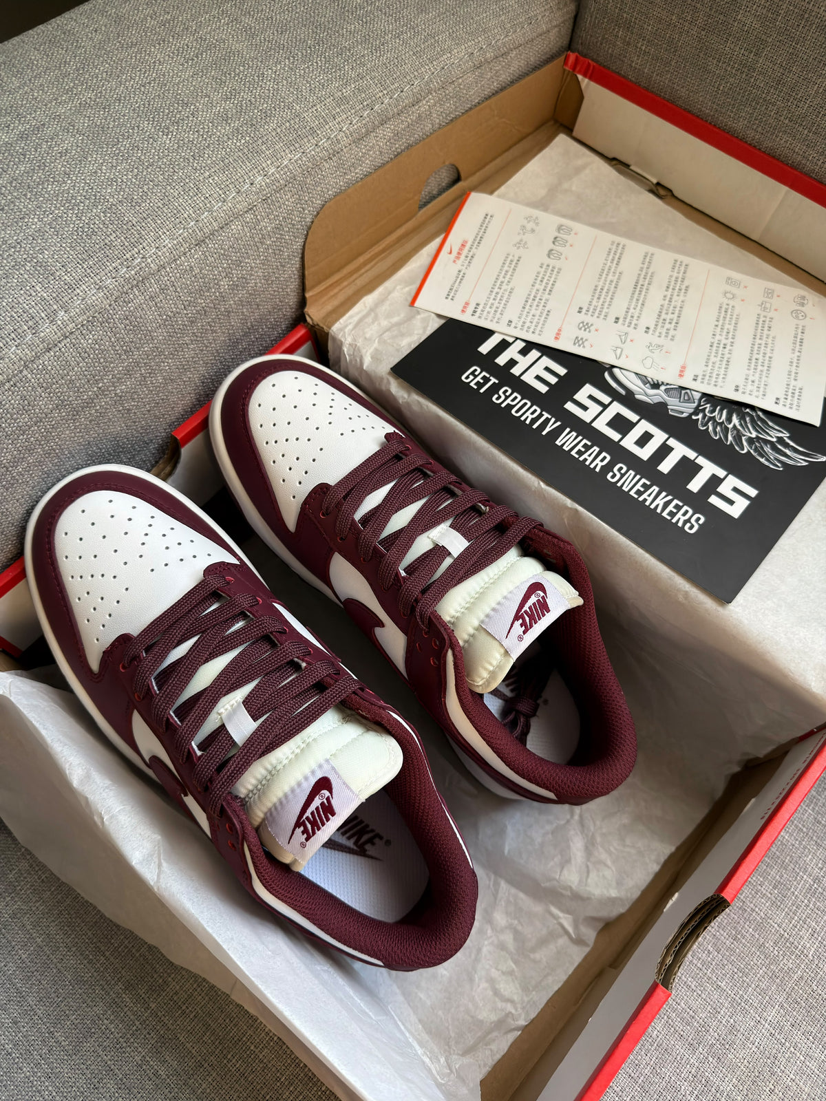 Nike Sb Dunk Low in White/burgundy