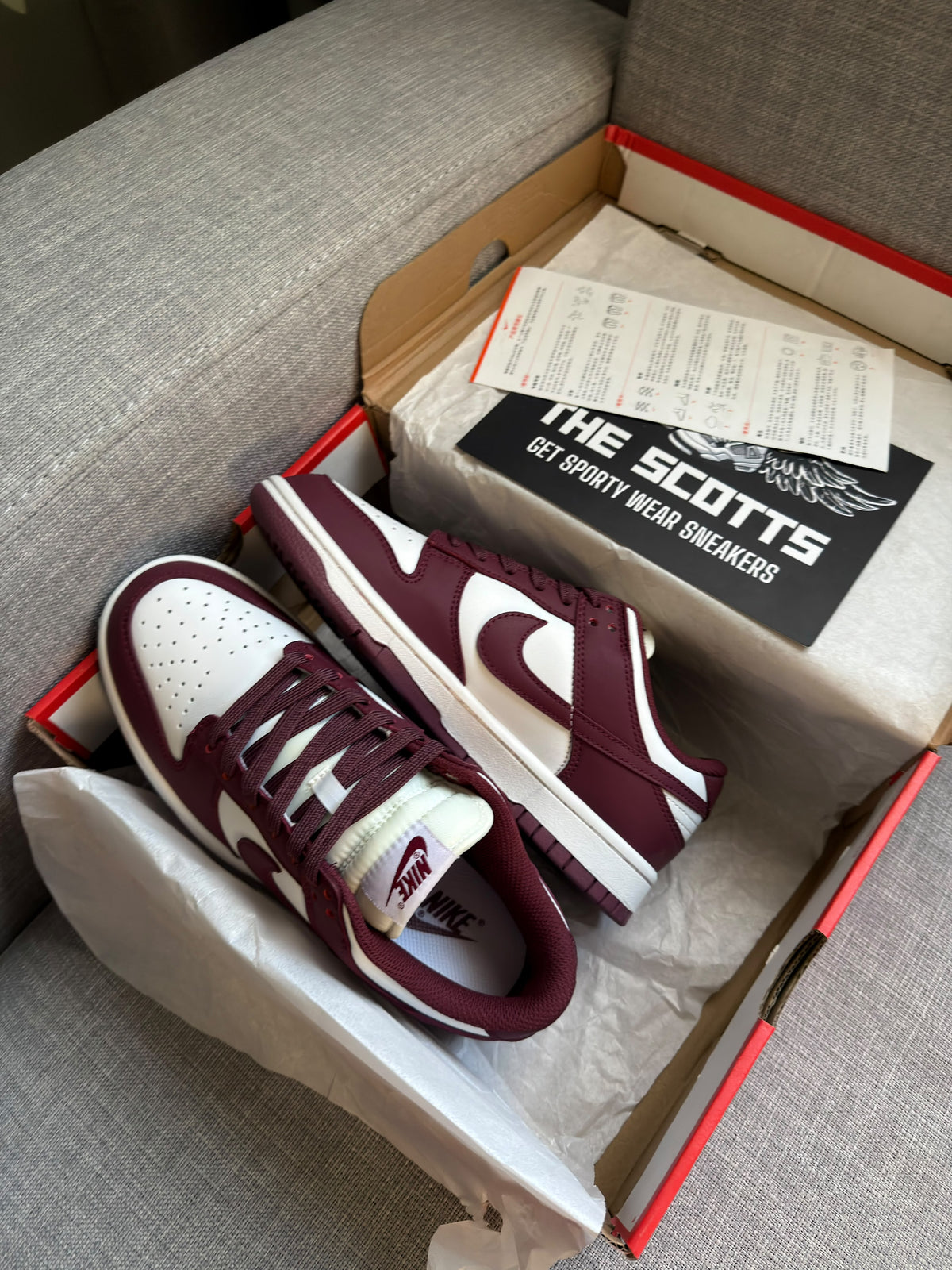 Nike Sb Dunk Low in White/burgundy