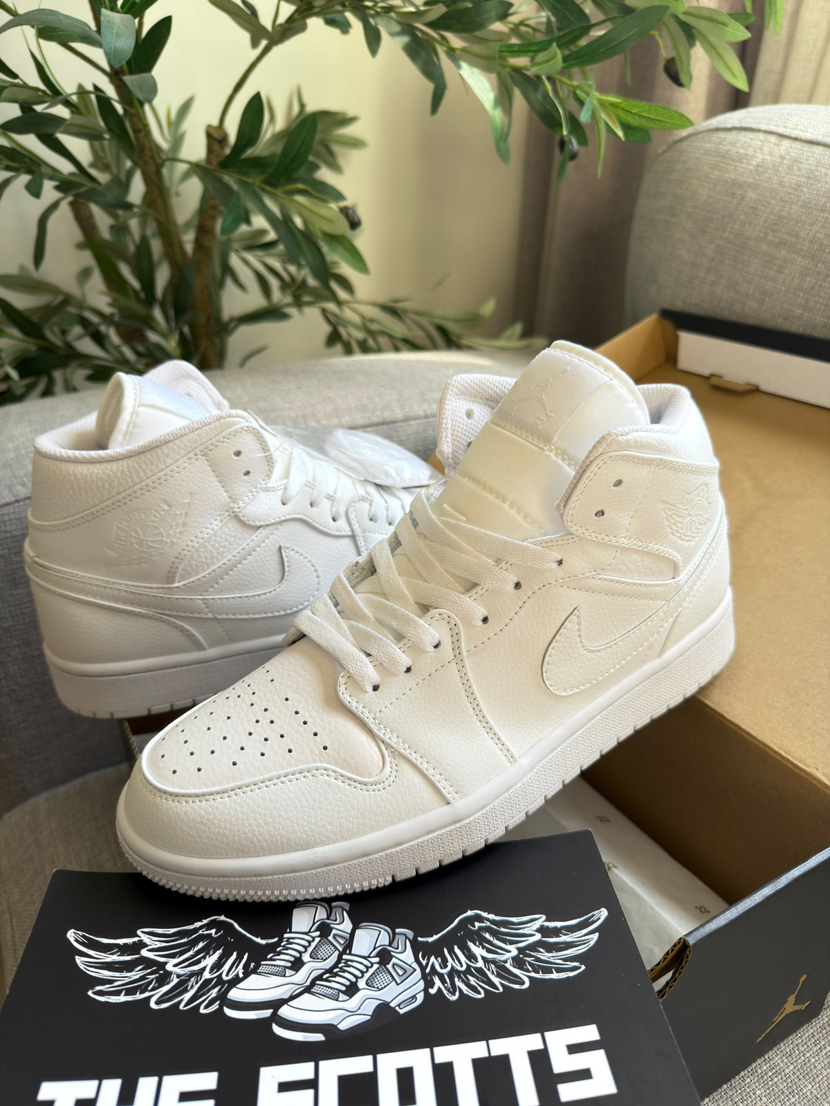 Air Jordan 1 Mid Triple White